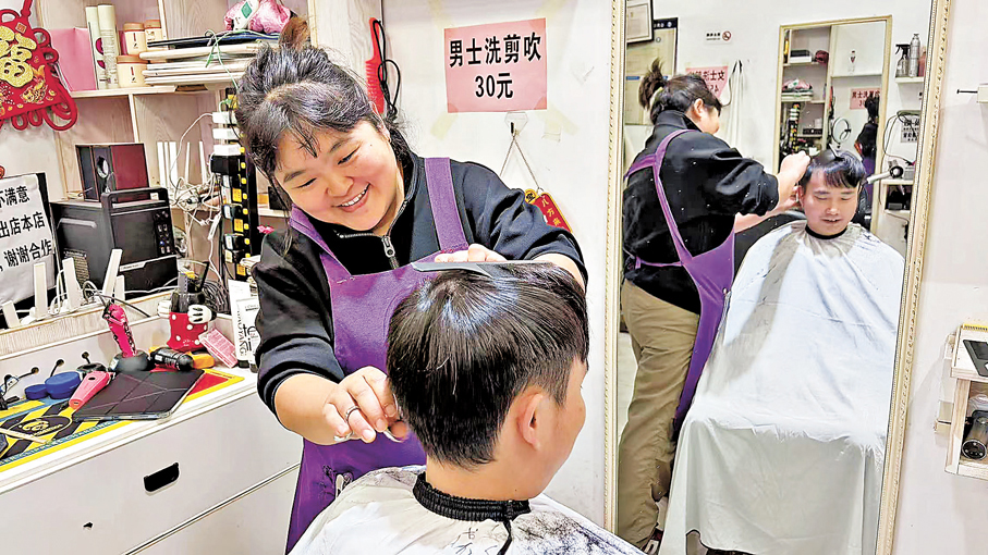 ●曉華在為客人理髮。