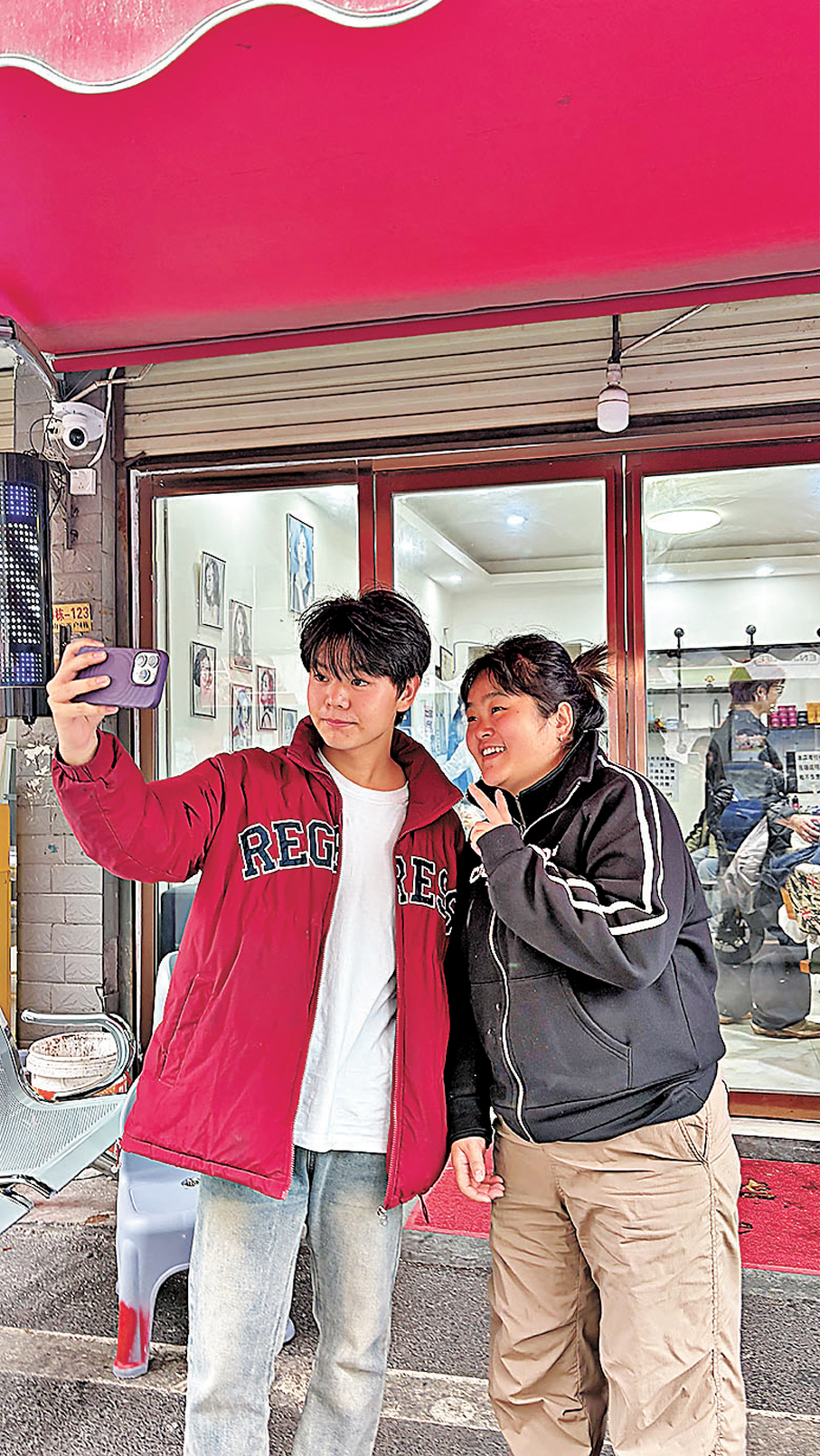 ●慕名而來的顧客理完髮後和曉華合影。