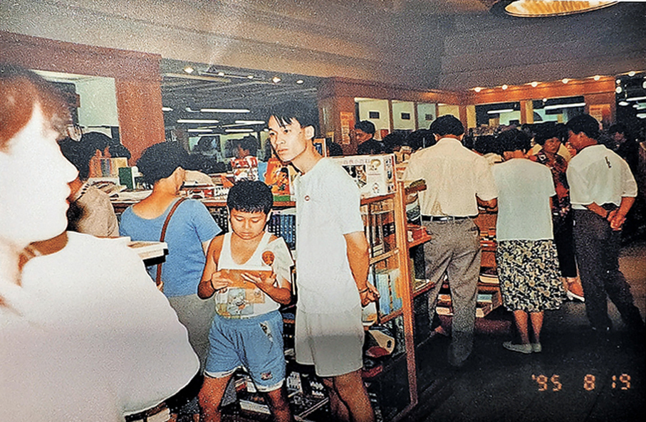 ●百盛商場照片牆上的老照片，展示當年商場盛況。