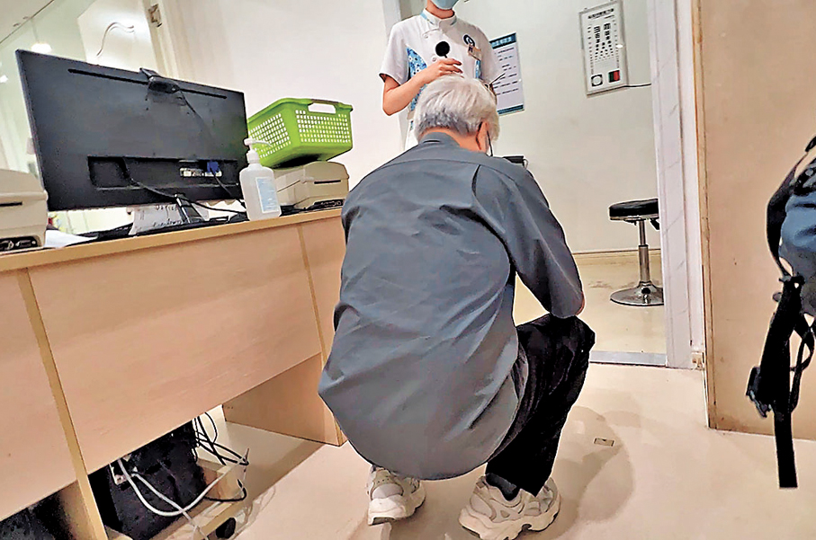 ●體檢科護士要求記者蹲下站起以測試下肢肌力。 香港文匯報記者廣濟 攝