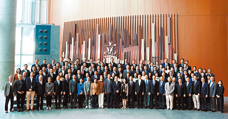 ●12月9日，第七屆立法會議員與第八屆立法會當選人共同會見傳媒。 資料圖片