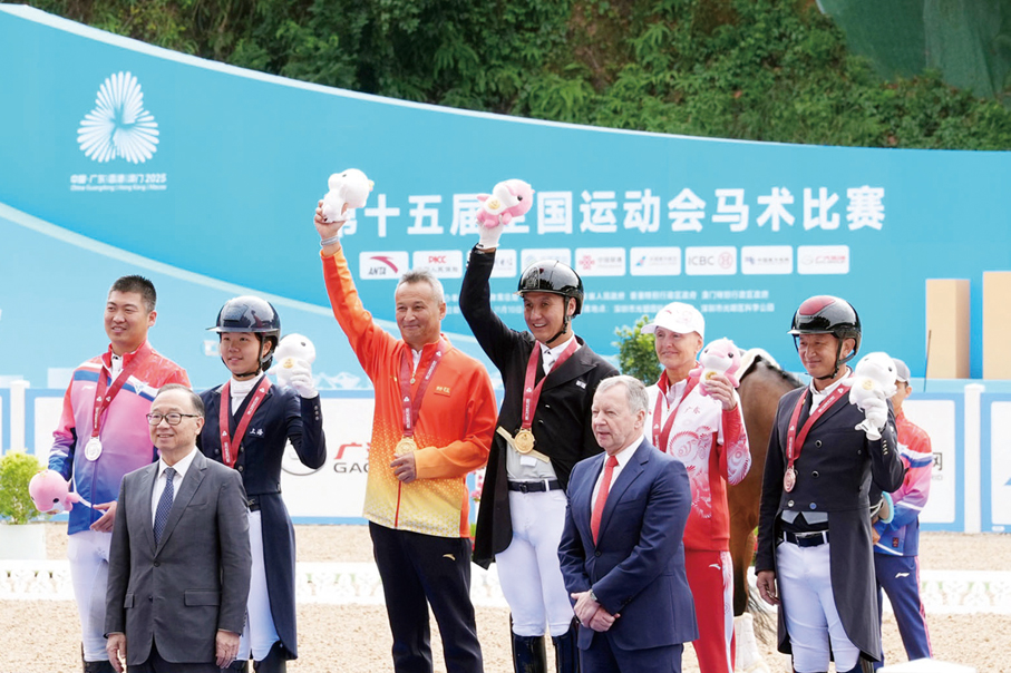 ●馬會主席廖長江（前排左）及行政總裁應家柏（前排右）向十五運會馬術賽事盛裝舞步個人賽的獲獎運動員頒發獎牌及紀念品。