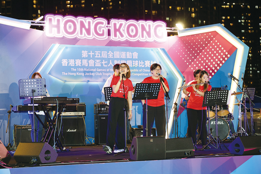 ●馬會在十五運會和殘特奧會比賽村設立互動攤位，馬會義工隊成員為市民畫上彩繪及在舞台上演出，帶動現場氣氛。
