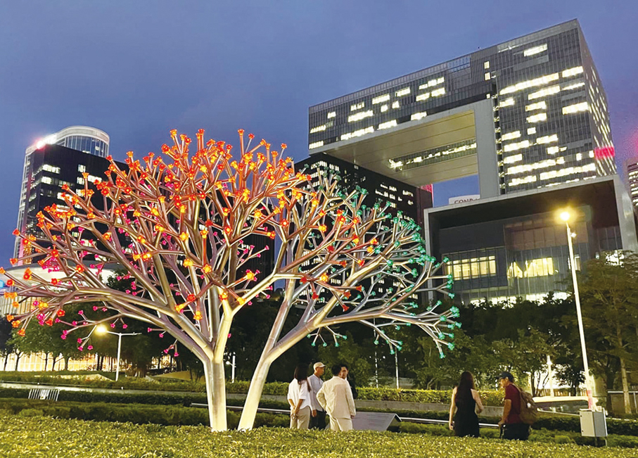 ●設置於中西區海濱長廊（中環段）的《光·花·聚》，其花卉燈飾以再生玻璃製成，能夠發出夜光。