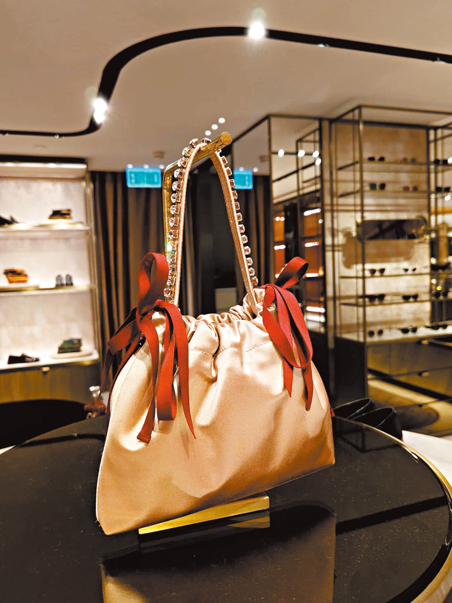 ●手袋添置蝴蝶結元素。