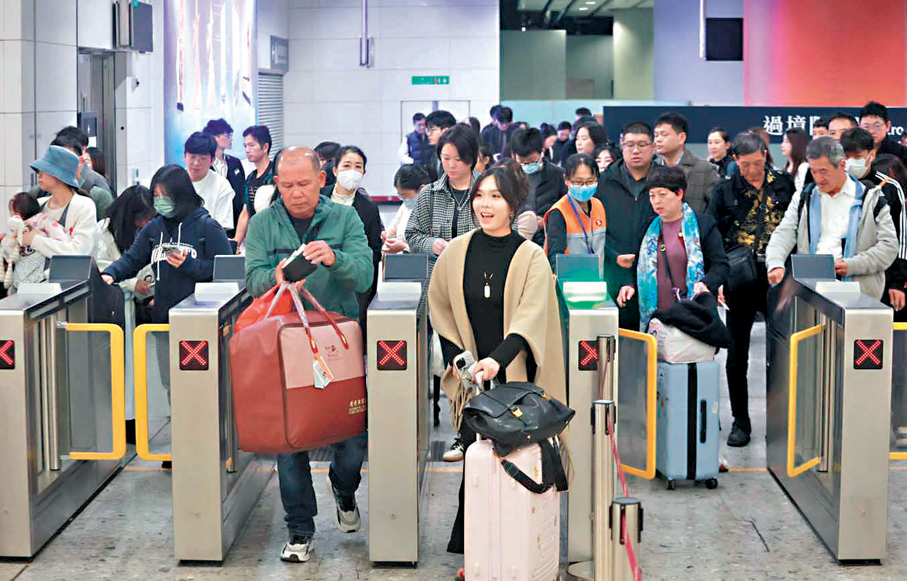 ●香港市民和內地遊客聖誕假期經西九龍高鐵站抵港。 香港文匯報記者郭木又  攝