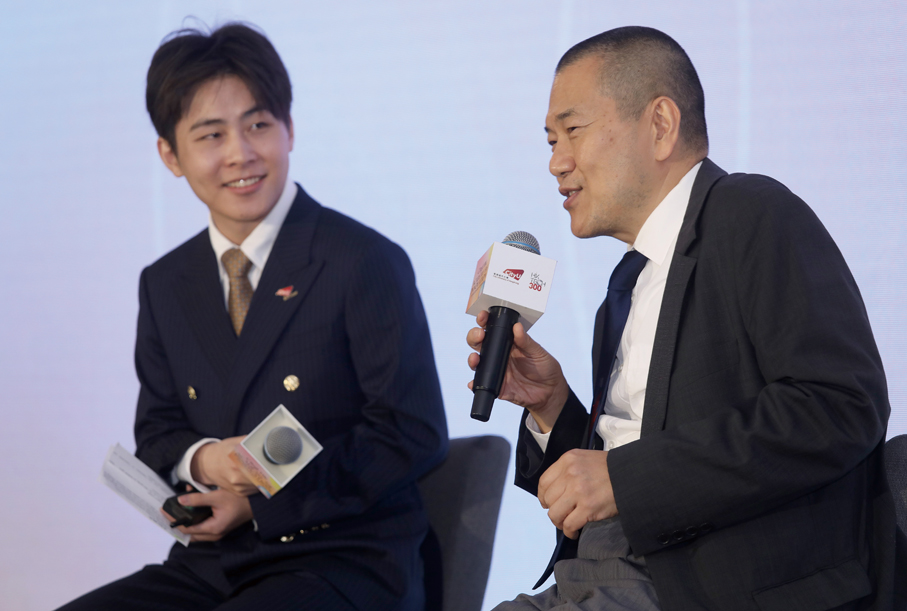 ●城大創新學院特約教授兼學院顧問周耀宗（右）及首屆「理學碩士（創新創業）」的畢業生張佳豪（左）在台上進行對話。