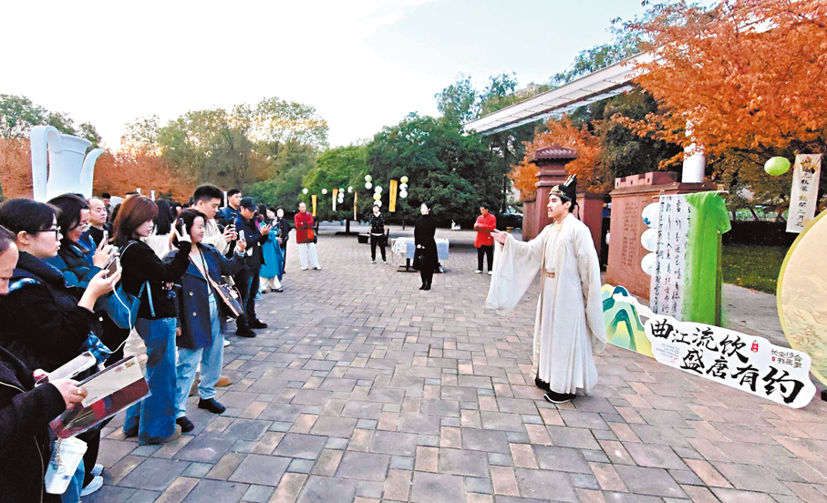 ●在西安，李白、杜甫等唐詩人物常從詩句中「走出來」與遊客互動對詩。 