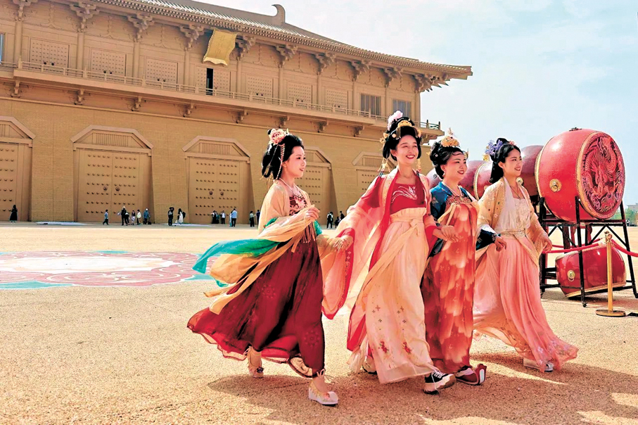 ●遊客身着漢服在大明宮內遊玩。