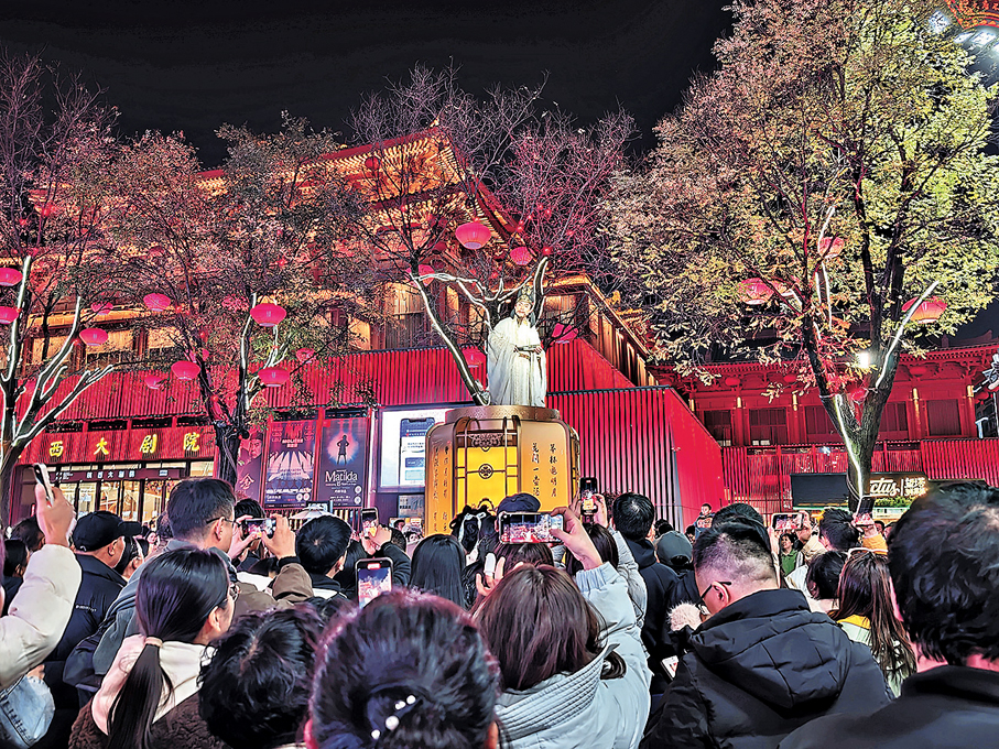 ●大唐不夜城內，「詩仙李白」與遊客互動。