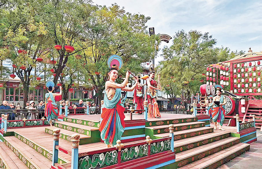 ●全國首個沉浸式唐文化主題街區大唐不夜城唐文化演藝吸引眾多遊客。