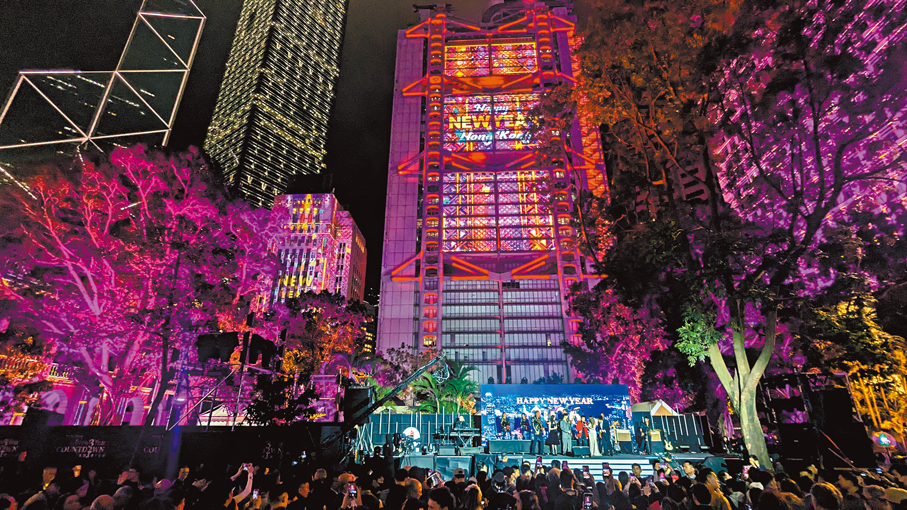 ●「光影匯·中環」的地標建築外牆，以「新希望、新開始」為主題上演長約3分鐘的光影表演。 香港文匯報記者萬霜靈  攝