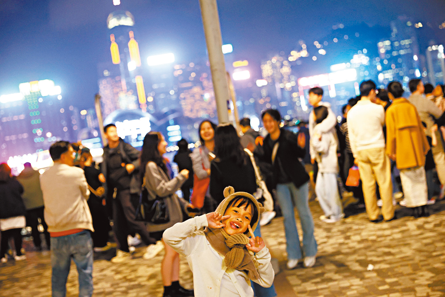 ●小朋友扮鬼臉。 香港文匯報記者曾興偉  攝