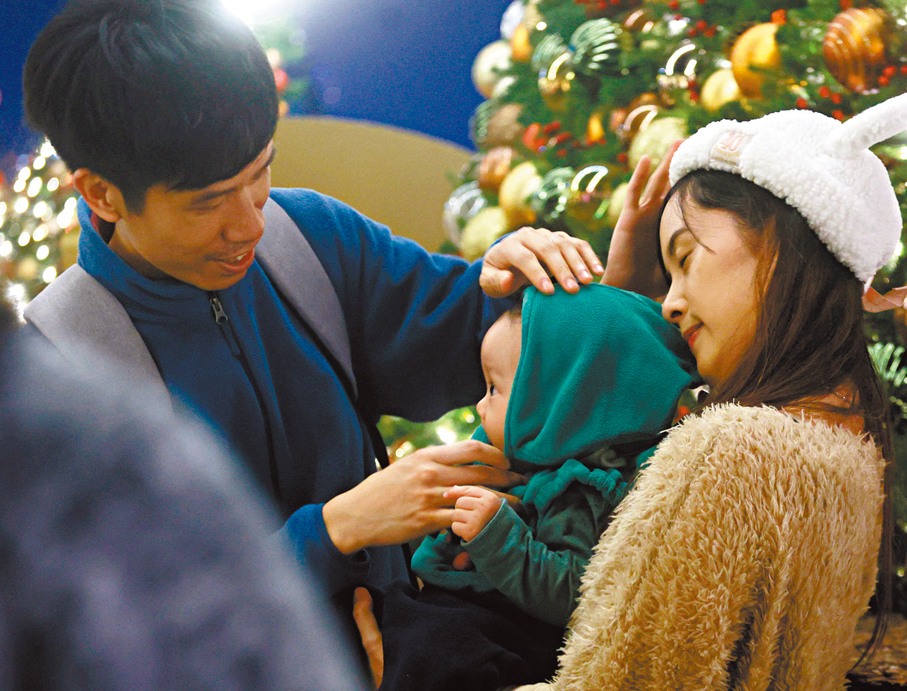 ●共聚天倫。 香港文匯報記者郭木又  攝