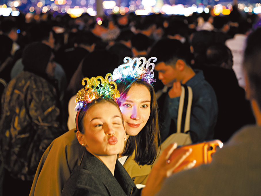 ●遊人做出可愛表情打卡。 香港文匯報記者曾興偉  攝