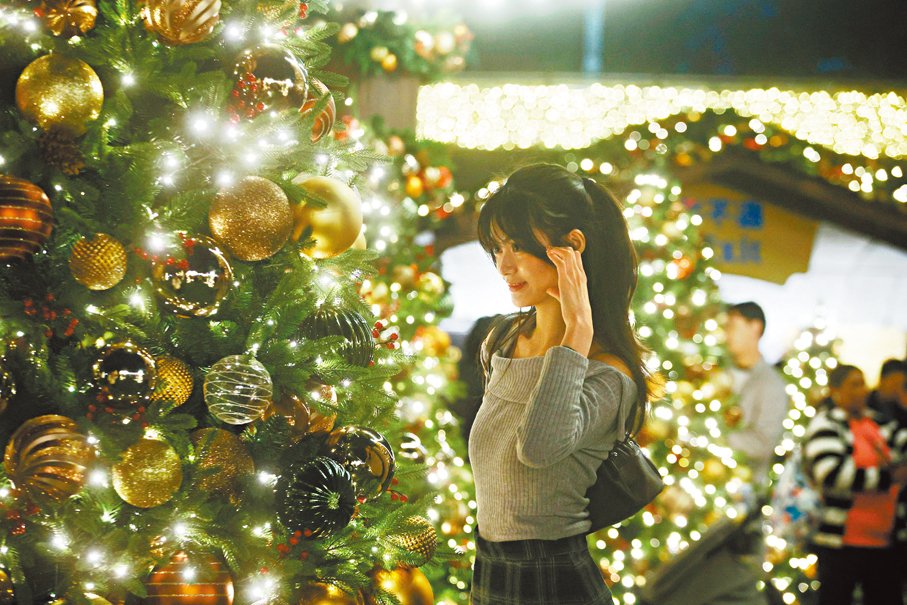 ●少女打卡。 香港文匯報記者郭木又  攝