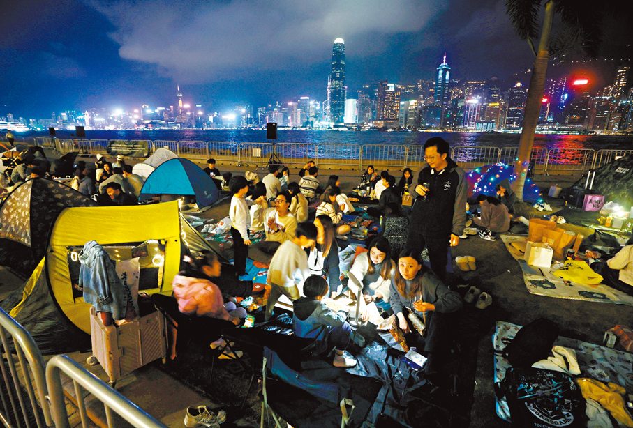 ●市民於西九文化區一帶歡度佳節。 香港文匯報記者郭木又  攝