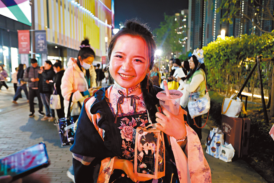 廖小姐（深圳旅客）：2026年要更勇敢，今次首次獨自來港，雖然深圳距離香港不遠，但為見偶像（周深）也是鼓足勇氣才來。