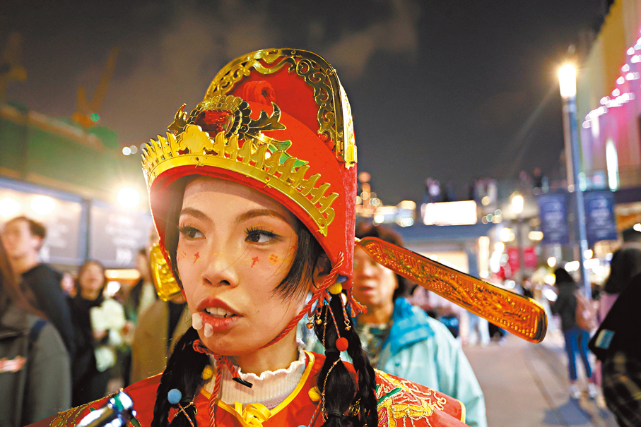 陳小姐（深圳旅客）：盼望新一年斬獲更多演唱會門票，更期待以後還有借偶像來港的機會，（打扮成財神）是希望大家新年都發大財！