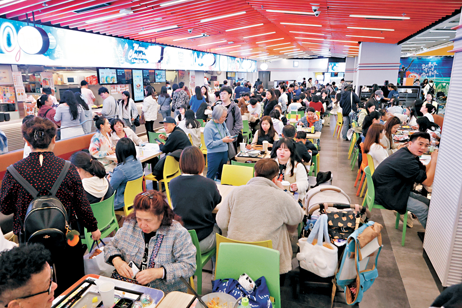 ●周深跨年演唱會帶動啟德體育園附近的餐飲生意。香港文匯報記者黃艾力  攝