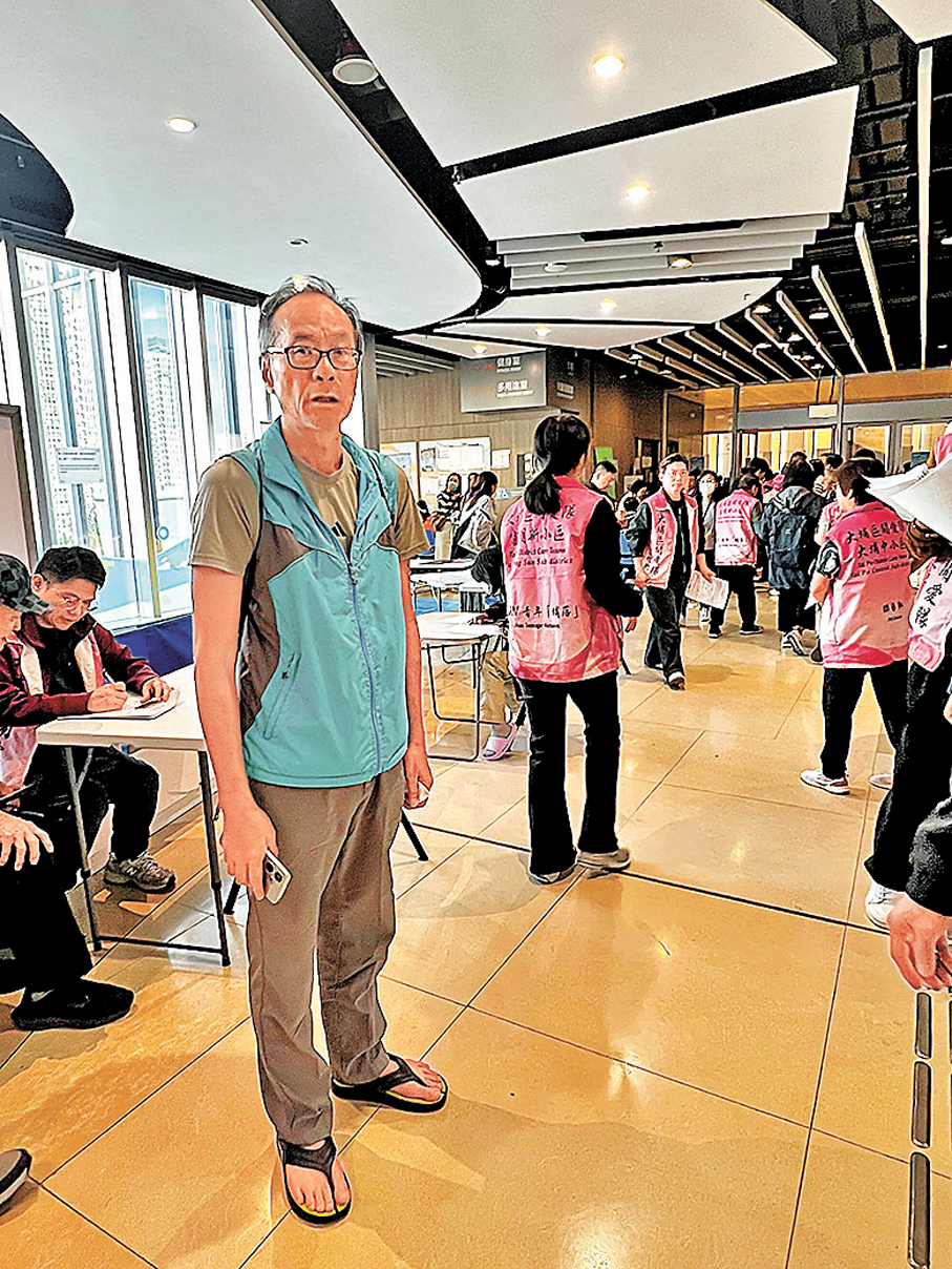 ●宏福苑大火撲滅當天，記者首次在東昌街體育館外見到張先生，當時他在填政府應急資金申請表，身上僅有衣物和一雙人字拖，眼神茫然。 資料圖片