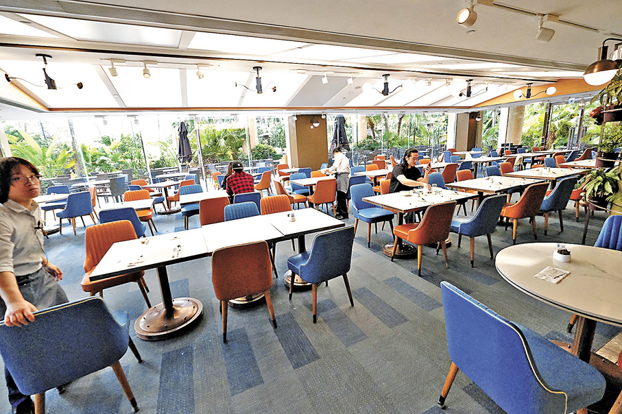 ●獲安置在酒店的宏福苑居民一日三餐由酒店提供，張先生在餐廳認識了許多街坊，大家分享資訊，守望相助。 香港文匯報記者涂穴  攝