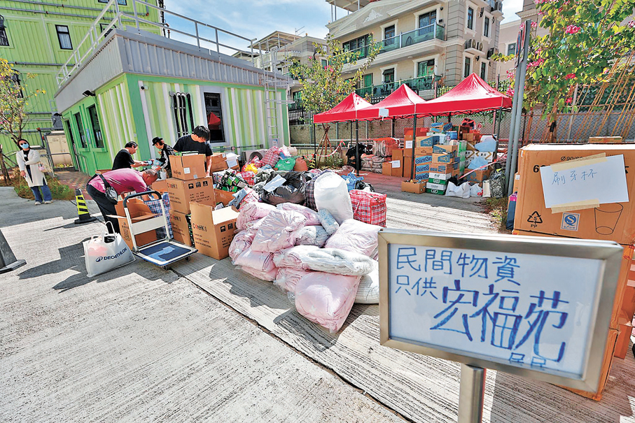 ●宏福苑大火見證人性光輝，各界及內地馳援，民間亦自發組織義工隊分派物資予災民。 資料圖片