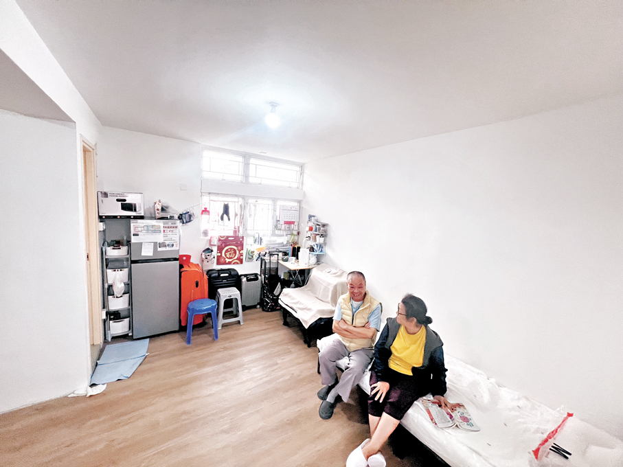 ●宏福苑宏盛閣居民李氏夫婦於上月底入住寶田邨中轉屋一單位，二人對居所感到滿意，又大讚職員細心友善。 香港文匯報記者李芷珊  攝