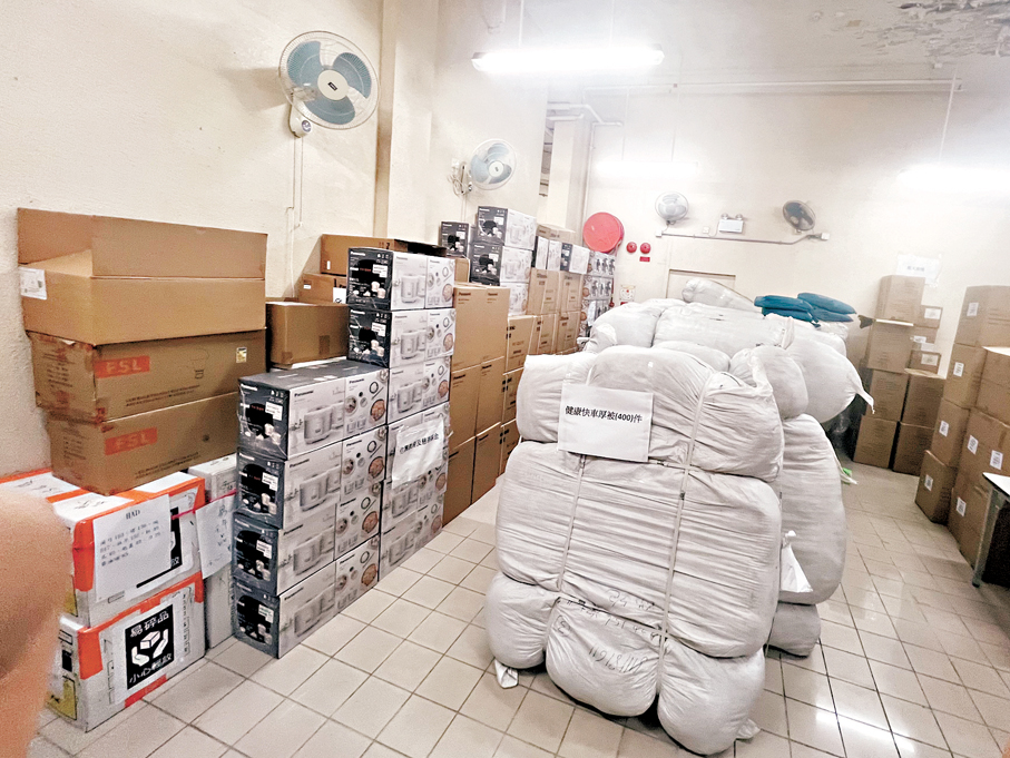 ●倉庫裏存放了提供予宏福苑居民的物資，包括被子、電飯煲等。 香港文匯報記者李芷珊  攝