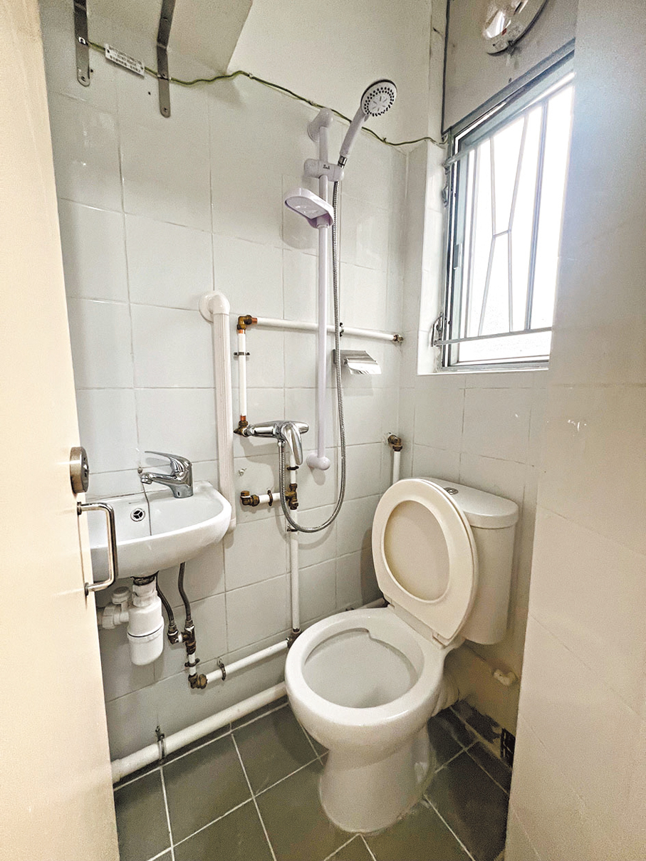 ●寶田邨中轉屋的洗手間內已裝設了扶手，方便入住的長者使用。 香港文匯報記者李芷珊  攝