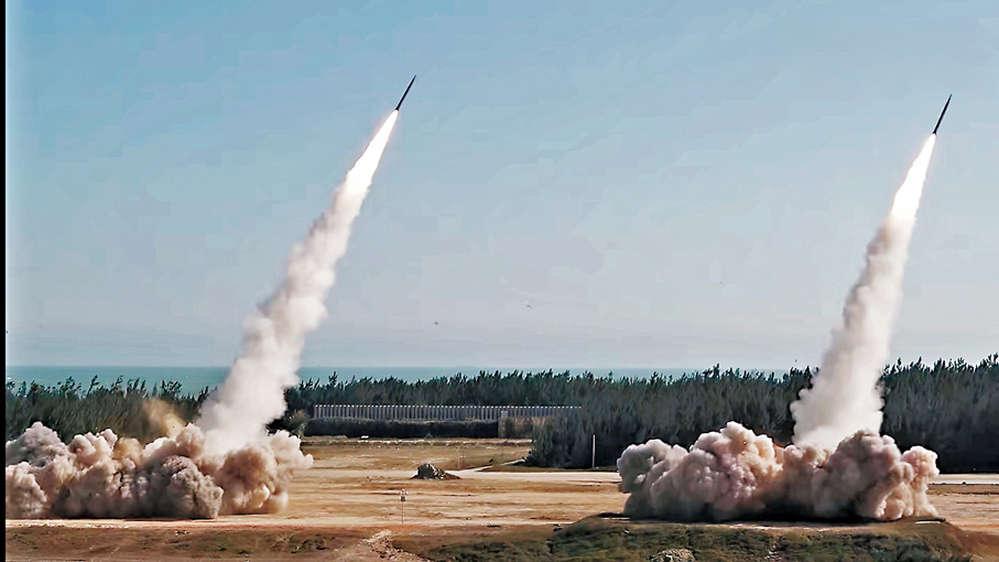 ●東部戰區新聞發言人李熹海軍大校12月31日表示，中國人民解放軍東部戰區組織的「正義使命-2025」演習，已圓滿完成各項任務，全面檢驗了部隊一體化聯合作戰能力。圖為遠程火力實彈射擊。 圖：東部戰區