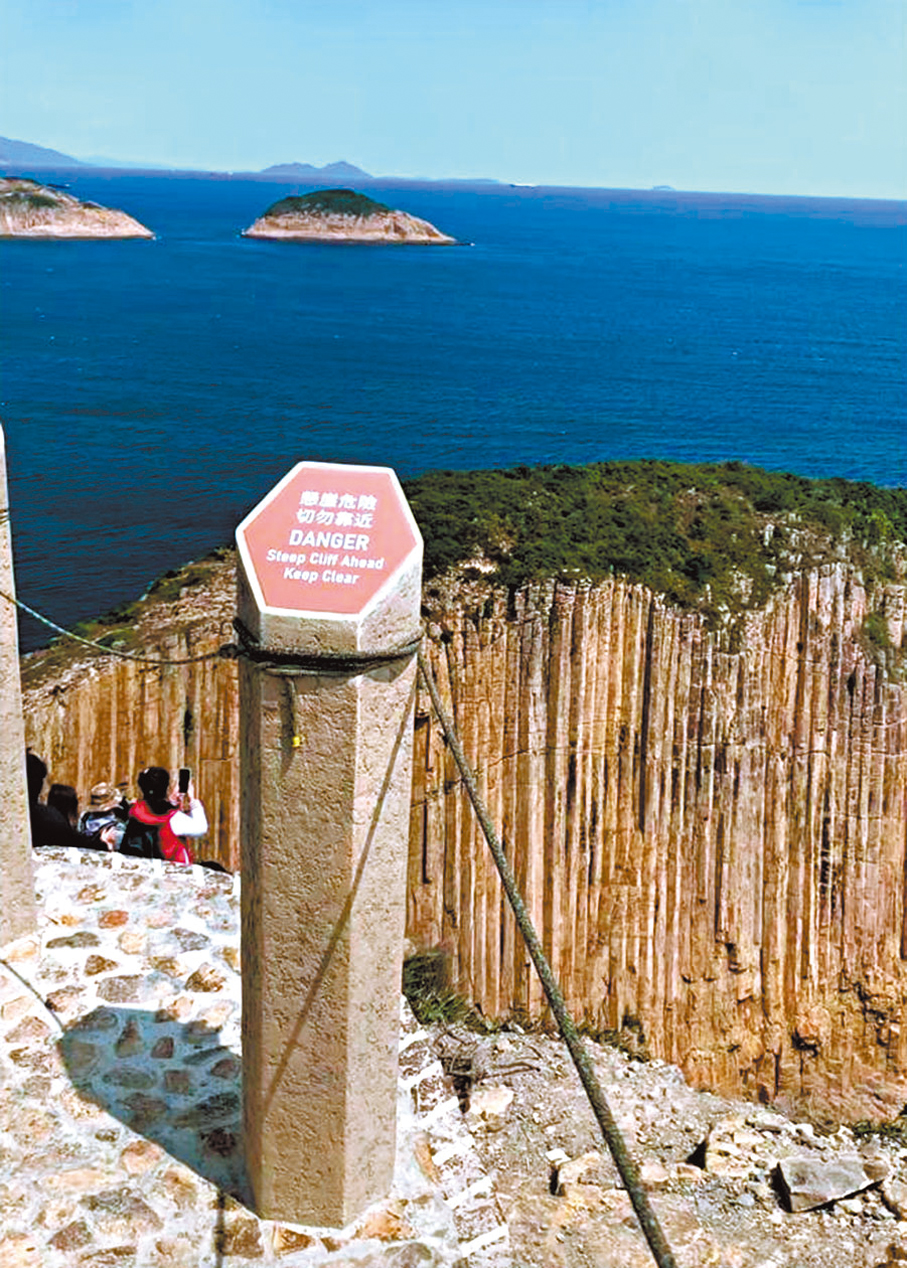 ●現場外圍已豎立「懸崖危險 切勿靠近」的警告標柱。 小紅書圖片
