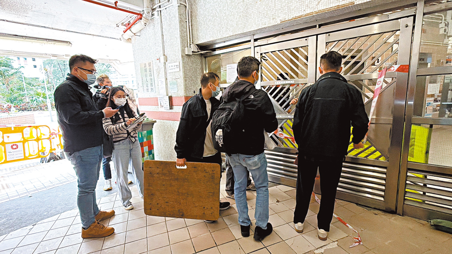 ●探員及政府化驗所人員於現場調查搜證。 香港文匯報記者鄧偉明  攝