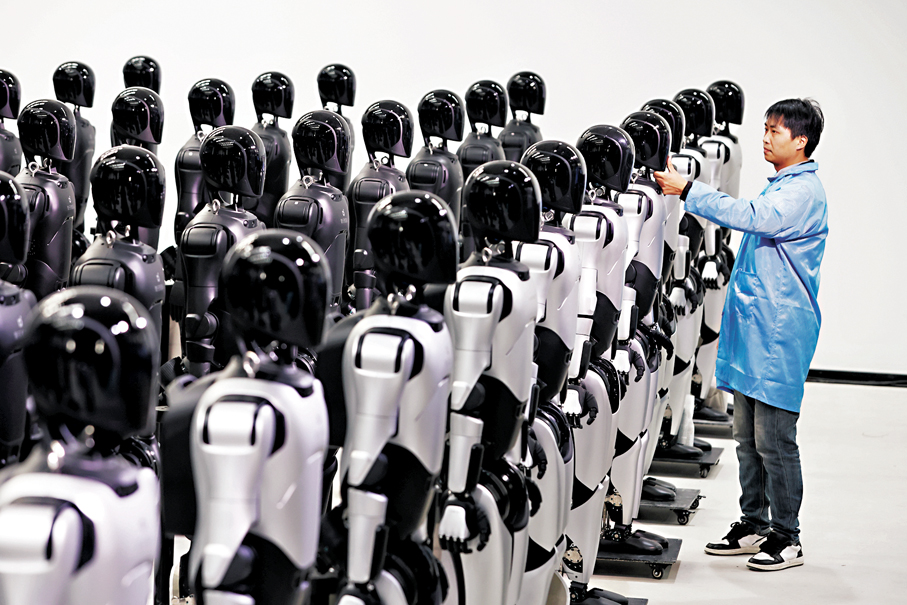 ●新動能行業對經濟的支撐正顯著提速。圖為上海工程師在量產工廠調試機器人。資料圖片