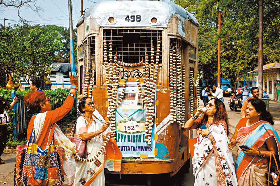●在印度加爾各答濱海大道電車終站，婦女們慶祝當地電車誕生152年。 路透社