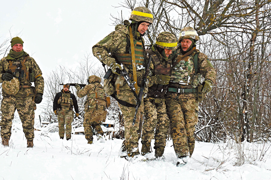 ●烏軍在扎波羅熱進行軍事訓練。 法新社