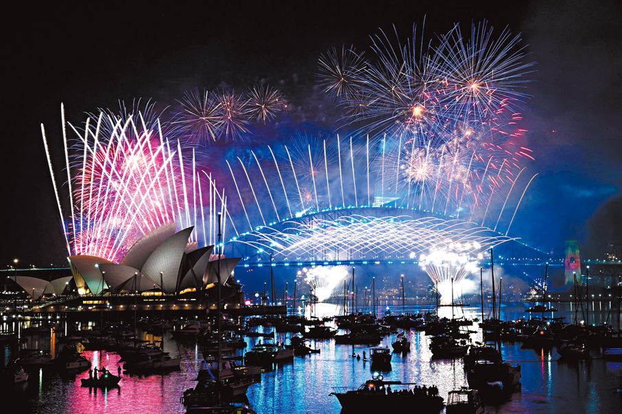 ●悉尼大型煙火表演照亮海港。 法新社