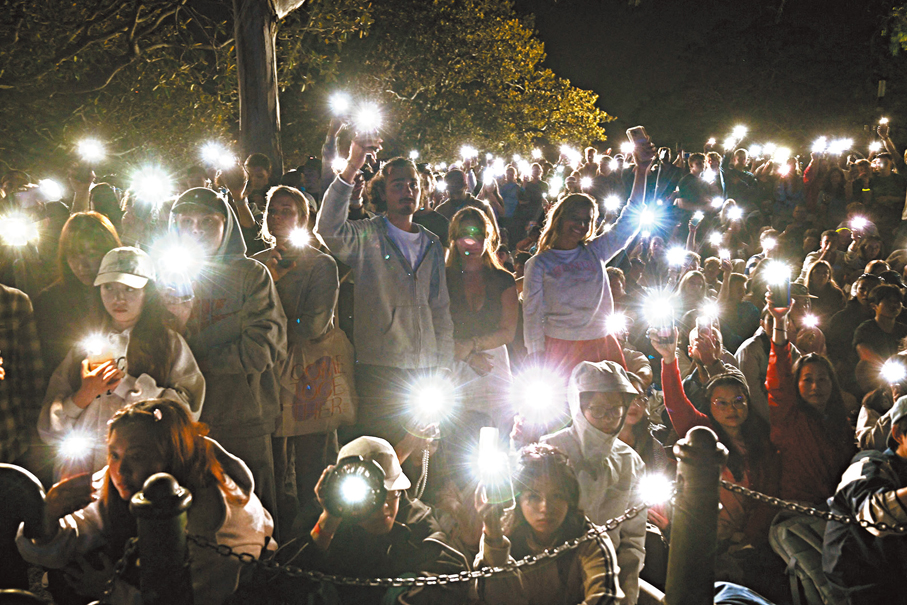 ●悉尼除夕夜舉行1分鐘集體默哀，悼念邦迪海灘襲擊事件遇難者。 法新社