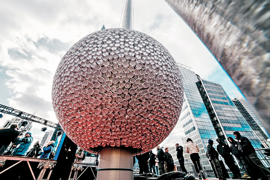 ●水晶球落下後將再次升起，以紅白藍三色燈光閃耀。 路透社