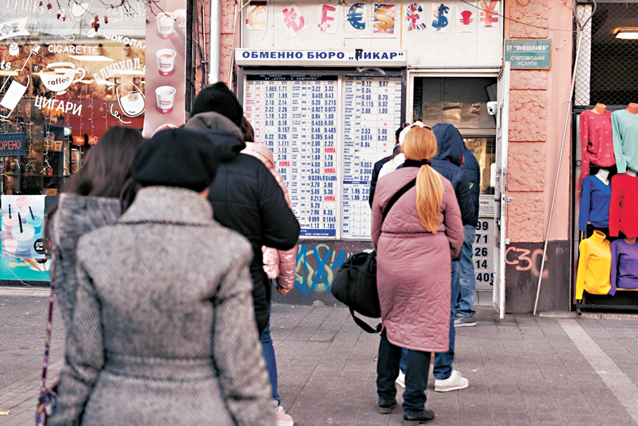 ●民眾在外幣兌換所外排隊，等待換取歐元。 彭博社