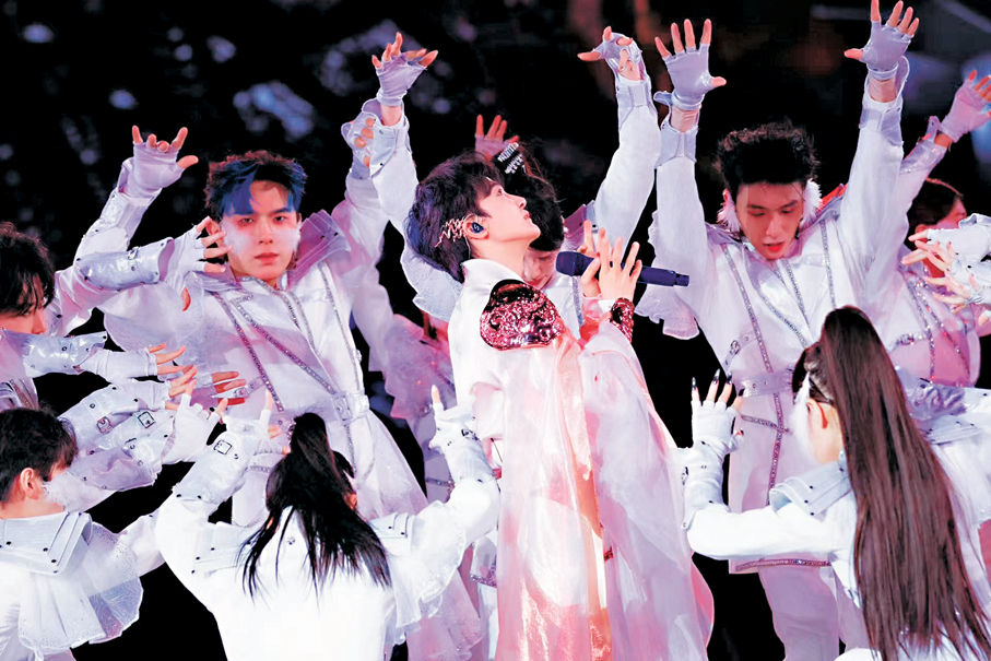 ●周深深情獻唱。  周深工作室供圖