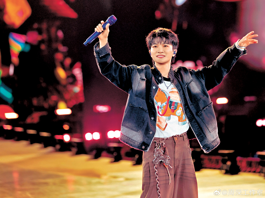 ●周深為演唱會緊張綵排。    網上圖片