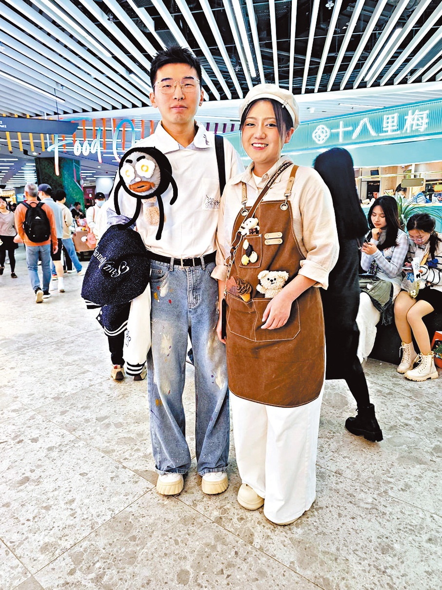 ●兩位香港粉絲裝扮成周嫑嫑（左）和周可可來睇騷。  讀者供圖