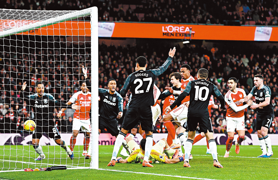 ●加比爾馬加希斯（右四）於門前混戰中替阿仙奴先開紀錄。  路透社