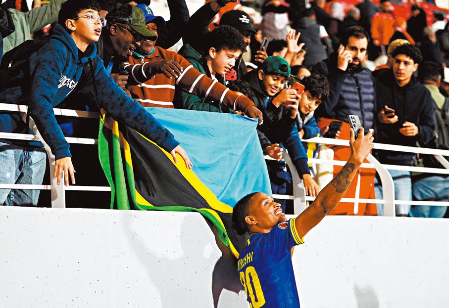 ●米羅斯希與球迷自拍慶祝坦桑尼亞晉級。  路透社