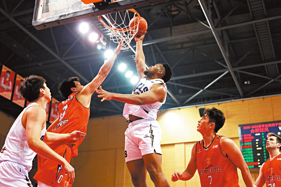 ●香港金牛的阿諾斯克（中）在比賽中。 香港金牛圖片