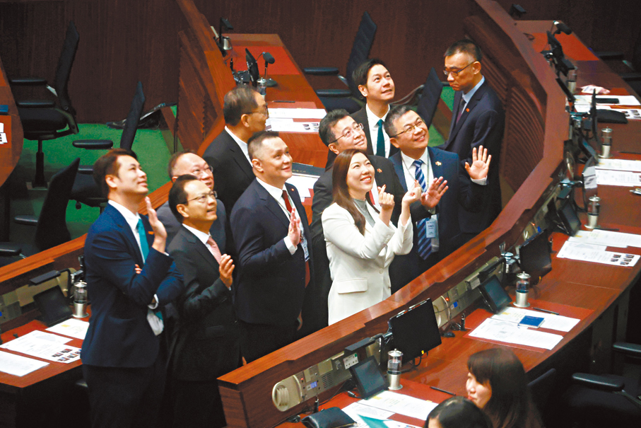 ●議員揮手「比心」。香港文匯報記者郭木又  攝