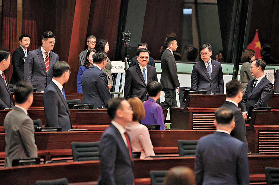 ●特首李家超進入立法會會議廳。香港文匯報記者萬霜靈  攝