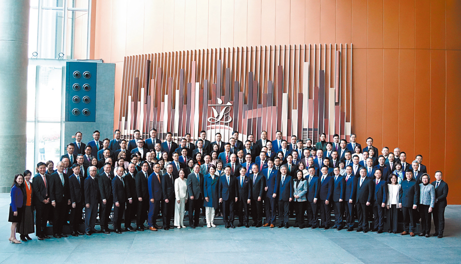 ●第八屆立法會議員宣誓後與行政長官及出席的司局長們大合照。 香港文匯報記者曾興偉 攝