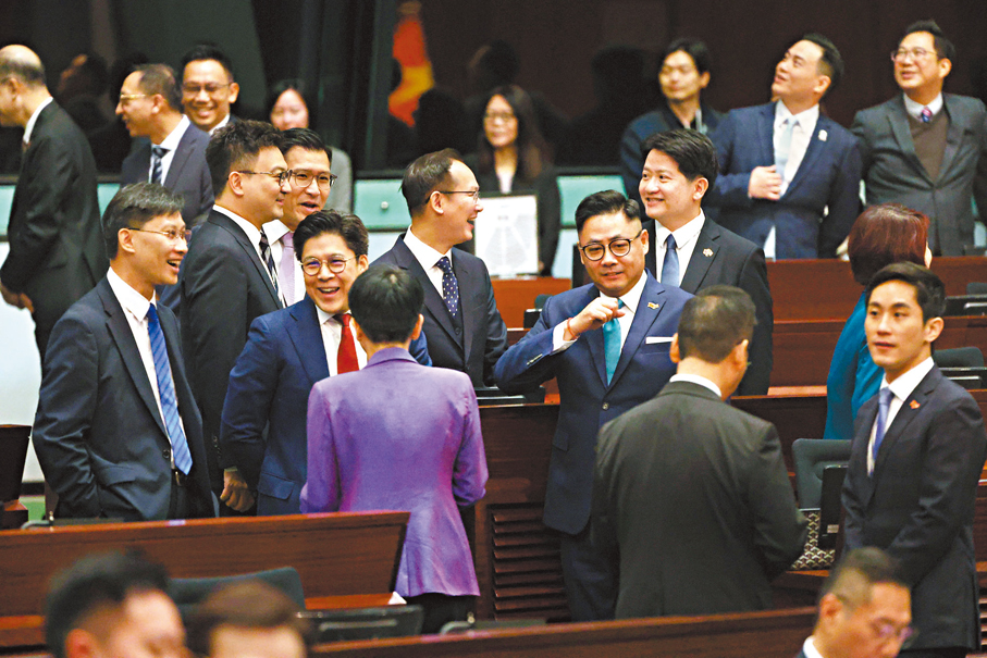 ●候任議員宣誓前神情輕鬆，有說有笑。 香港文匯報記者萬霜靈  攝